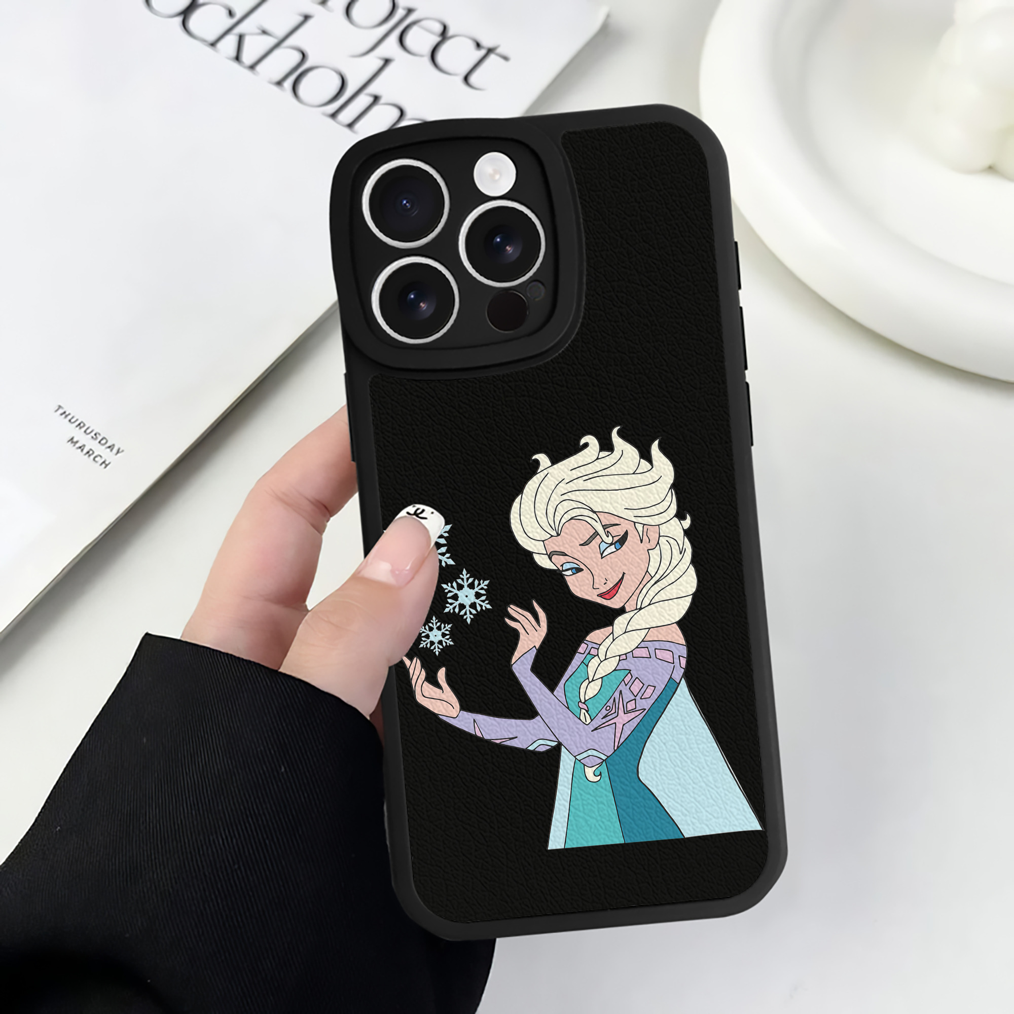 （画像用） アナと雪の女王 アンナ エルサ Frozen Anna Elsa 【iPhone 16シリーズ対応】シリコンスマホケース（レザー調） 材質：シリコン